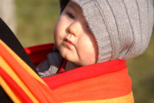 Bébé porté par sa mère