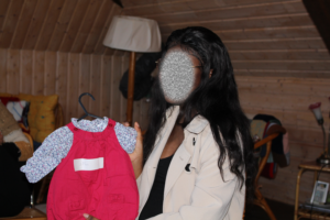 Photo d'une maman choisissant des vêtements pour son bébé