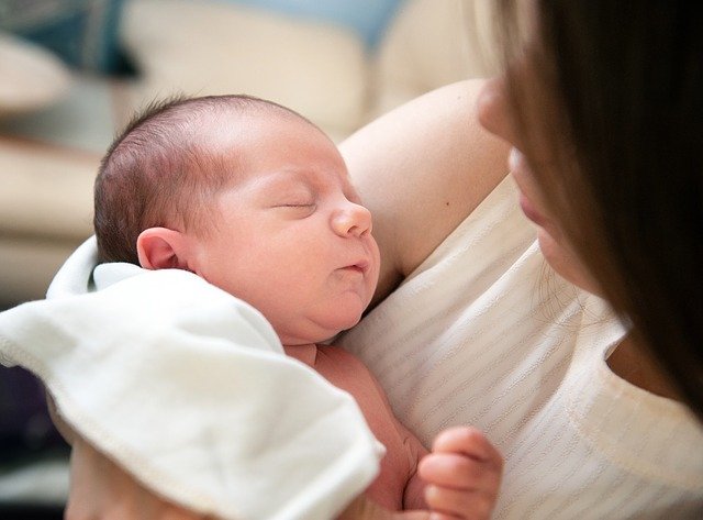 Nouveau né dans les bras de sa maman