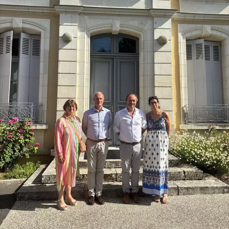 Monsieur Henri Alfandari, Madame Valérie Gervès, la directrice générale et le président de l'association Magnificat lors d'une visite à la maison d'accueil maternel de Ligueil