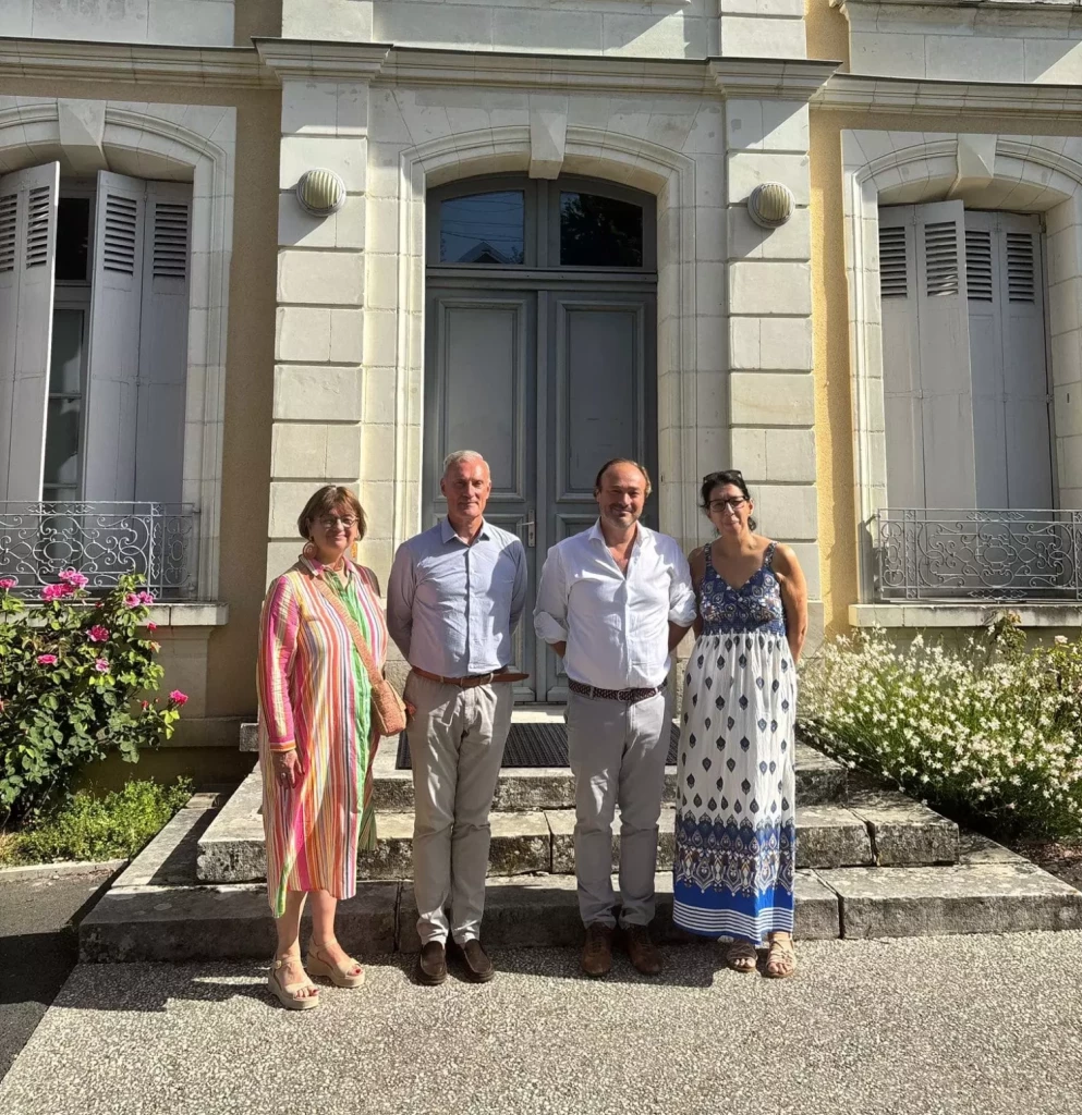 Monsieur Henri Alfandari, Madame Valérie Gervès, la directrice générale et le président de l'association Magnificat lors d'une visite à la maison d'accueil maternel de Ligueil